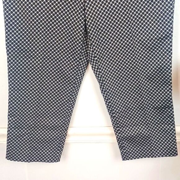 Worthington Women's Modern Fit black and white diamond pattern capri pants sz 12 - Picture 3 of 9